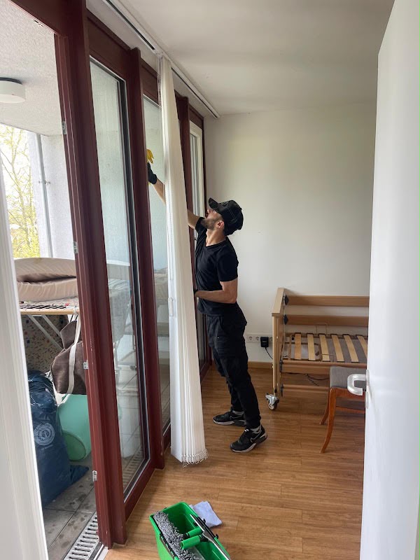 WA-Clean Mitarbeiter bei der Fensterreinigung