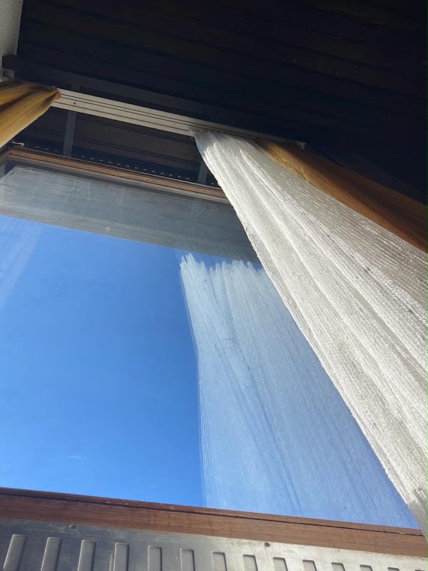 Fensterreinigung – Spinnweben entfernt – sauber