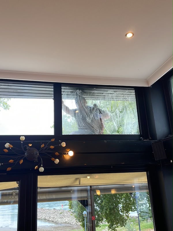 Fensterreinigung – Gastronomie – vorher