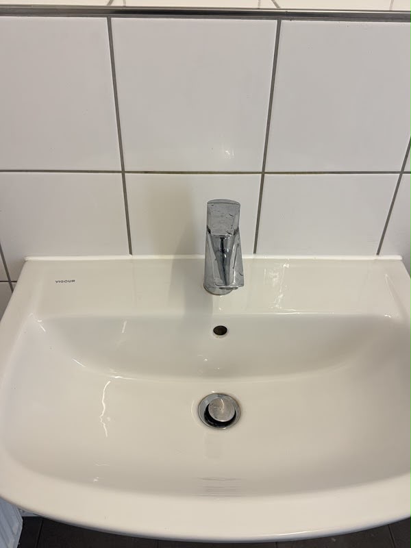 Sanitärreinigung – Waschbecken – sauber