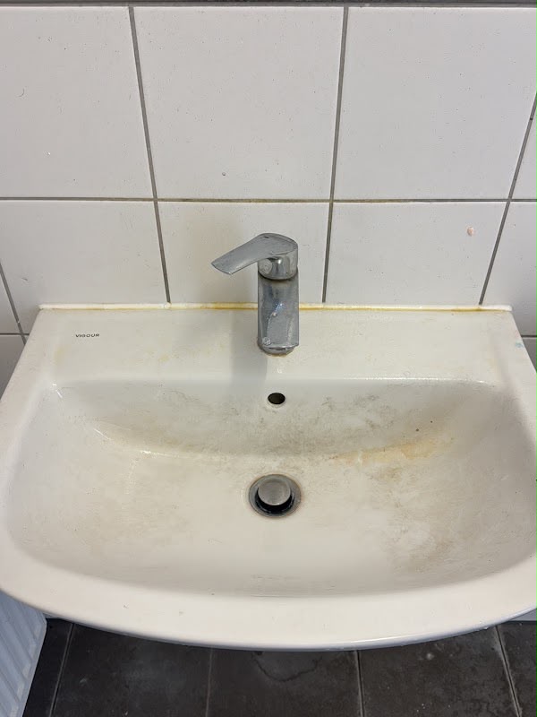 Sanitärreinigung – Waschbecken – schmutzig