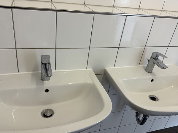 Sanitärreinigung – Waschbeckenreihe – nachher