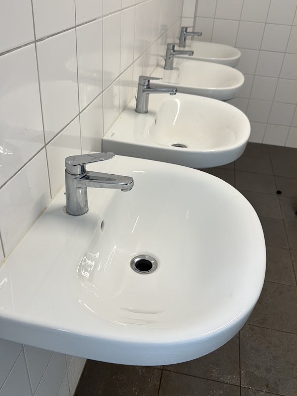 Sanitärreinigung – Waschbeckenreihe – vorher